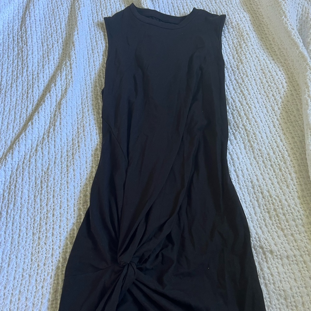 sleeveless black dress